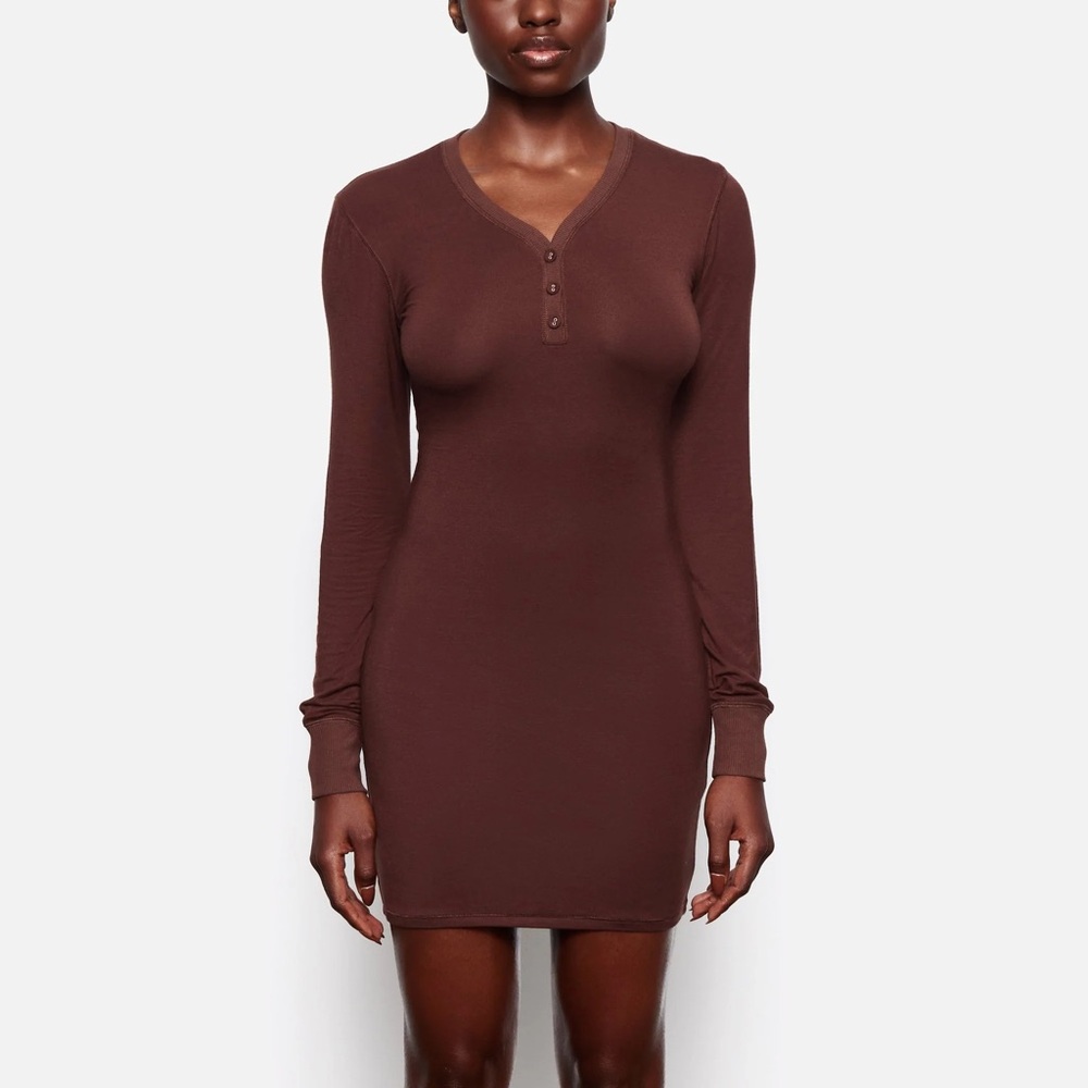 SKIMS SLEEP HENLEY DRESS LIMITED EDITION: COCOA XS